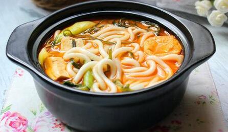 砂锅土豆粉制作过程