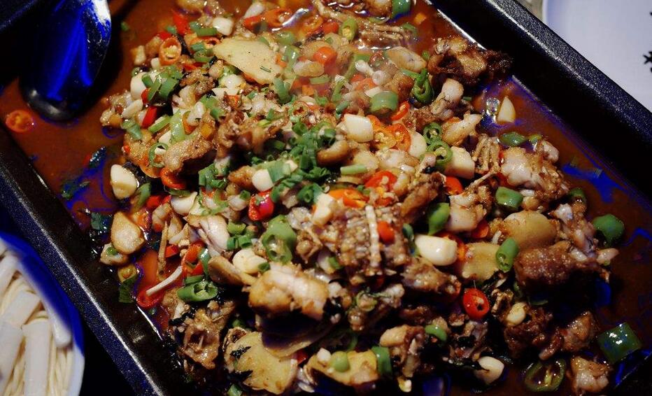 炭烧牛蛙制作现场