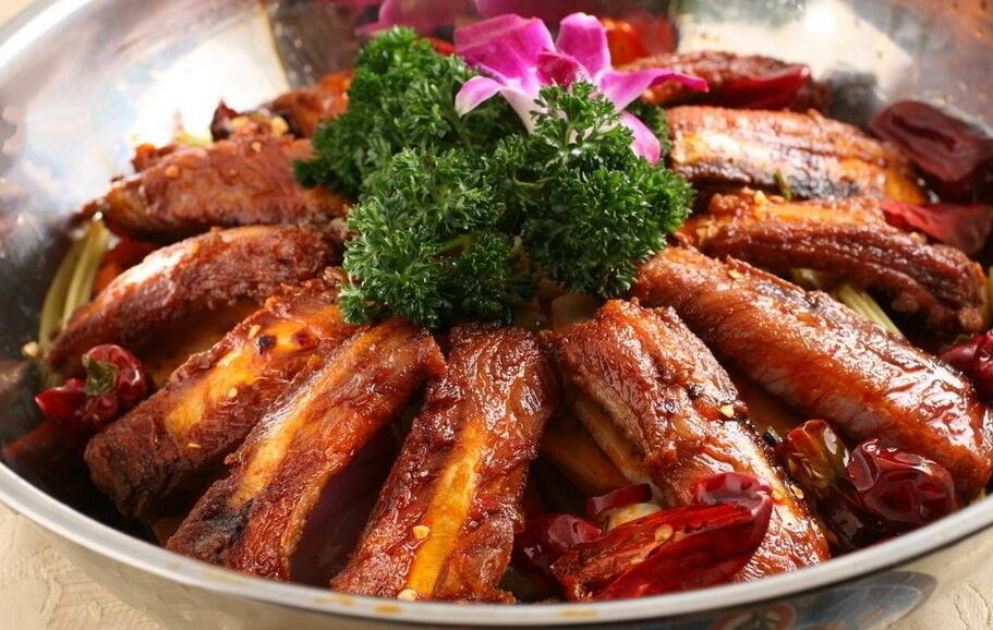 炭烧羊排制作现场