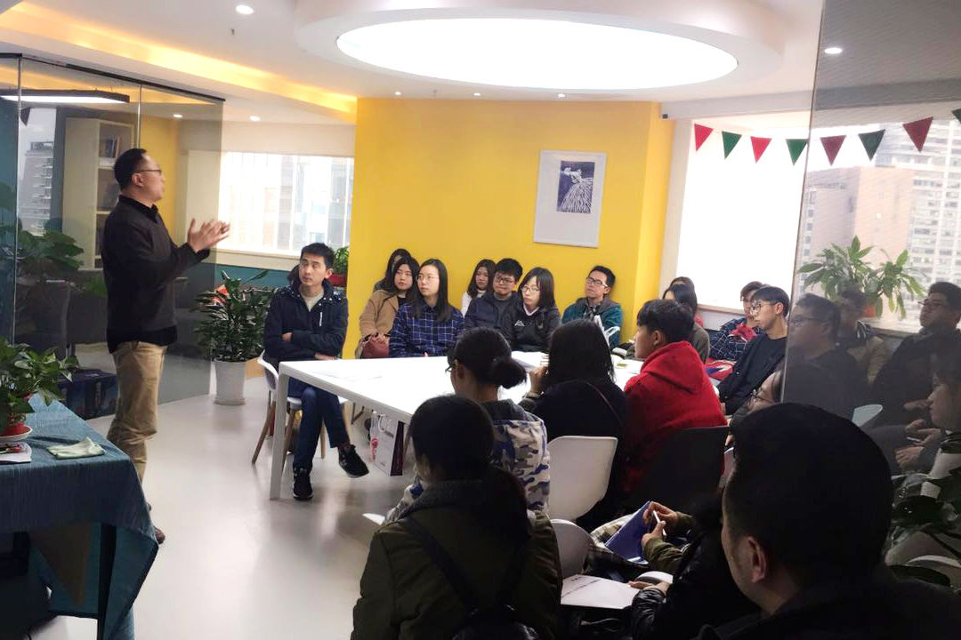 老师正在授课