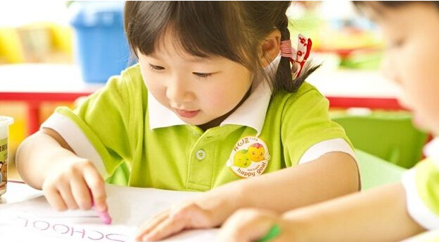 幼儿英语线上学还是线下学好