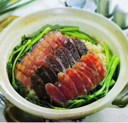 砂锅饭制作现场