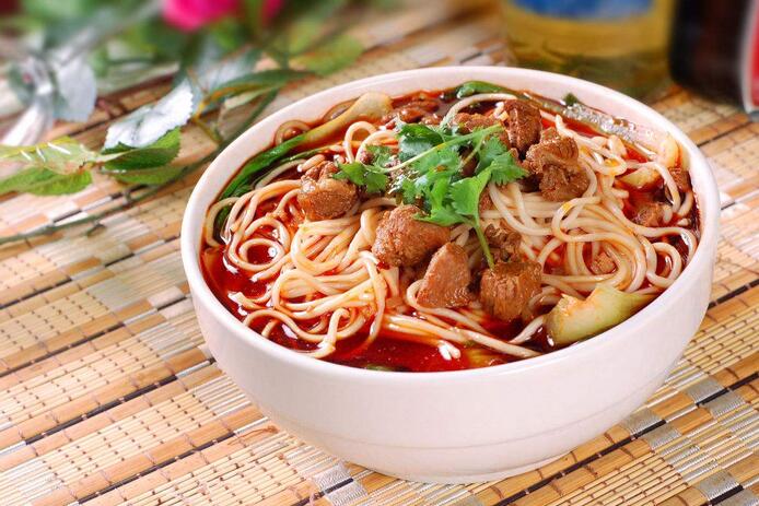 奉化牛肉面制作过程