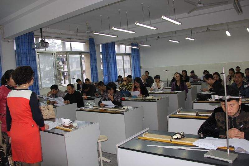 实验员实操教学现场