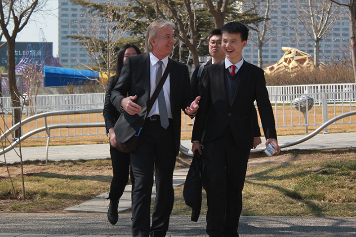 国际部学生与老师