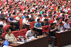 学员认真听课