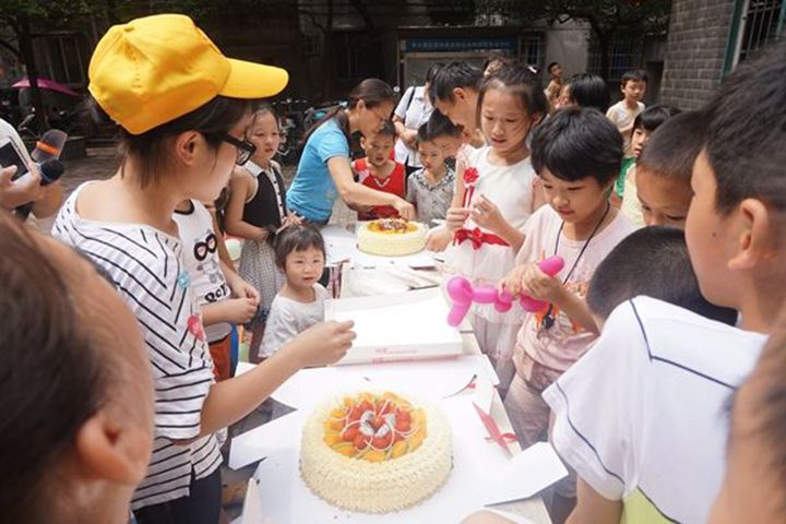 奥德曼夏令营学员庆生中