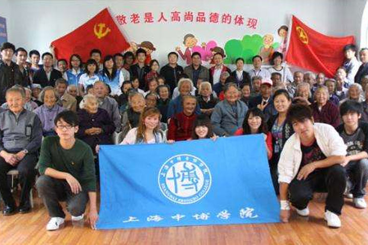上海容大教育展開開孝敬老人愛心活動(dòng)