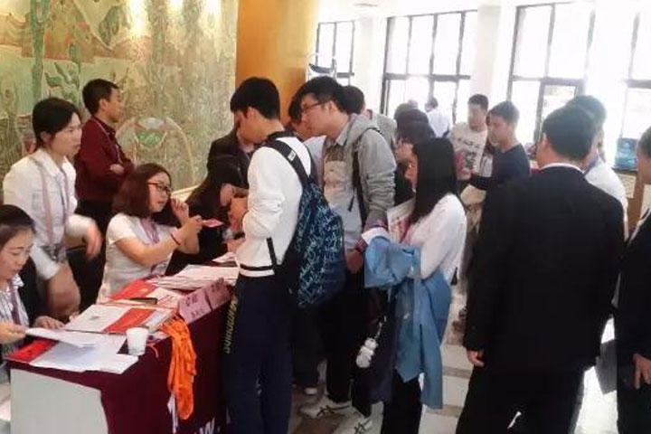 優(yōu)路教育報班咨詢現(xiàn)場