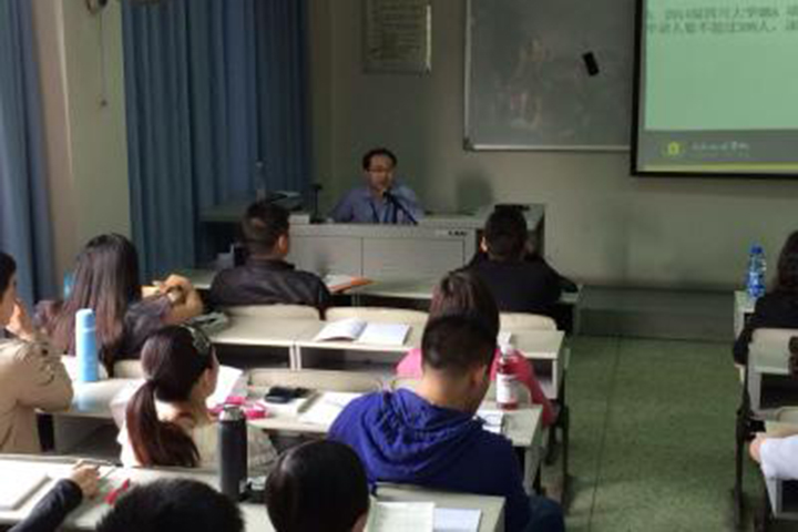 学生们上课状态