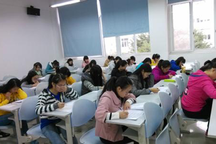 自习课上学习的学生