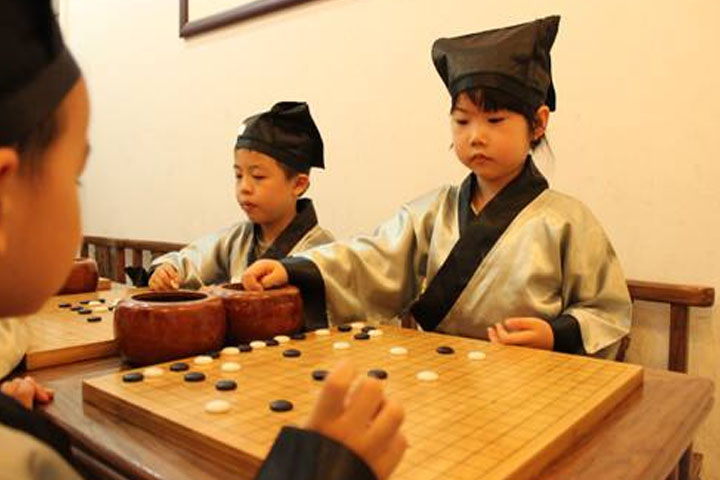 北京秦汉胡同国学教育学围棋的学员们