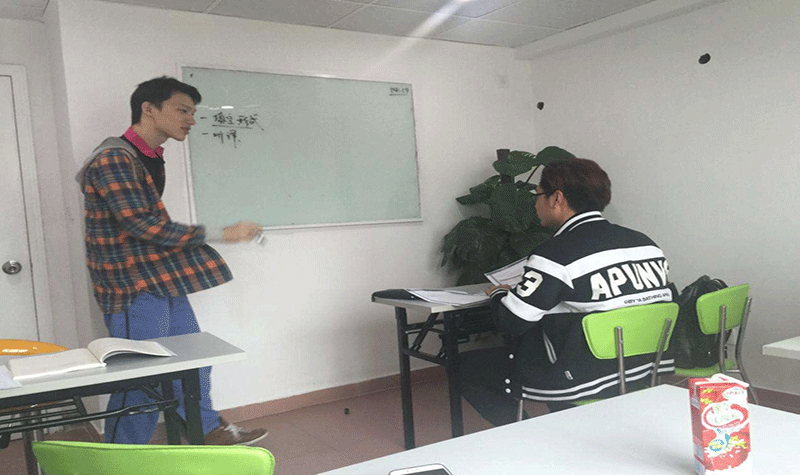 学生模拟交流