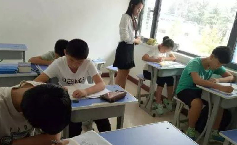 正在上课的学员和老师