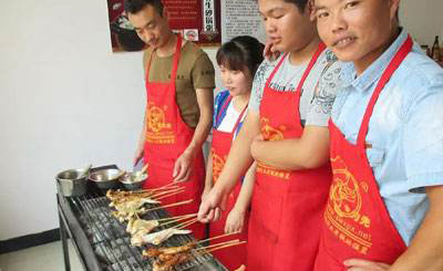 南京食为先小吃培训学校烤肉过程