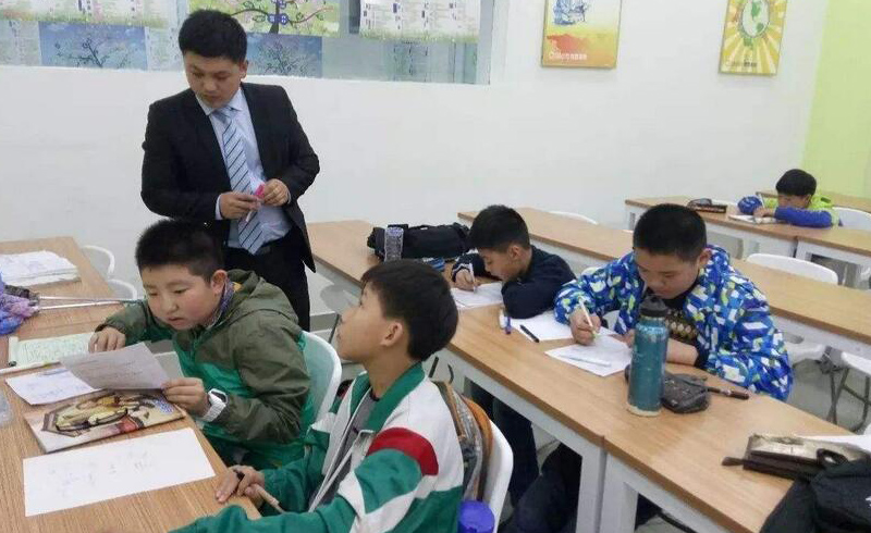认真上课的同学们