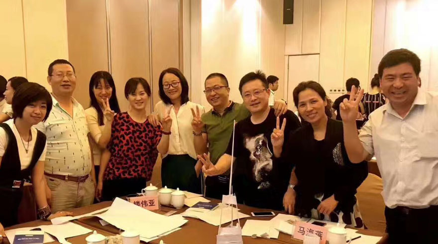 上海學(xué)威國際商學(xué)院參加會(huì)議學(xué)員合影