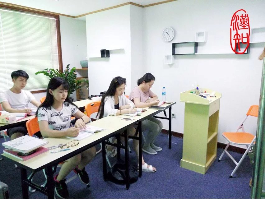 学生认真学外语