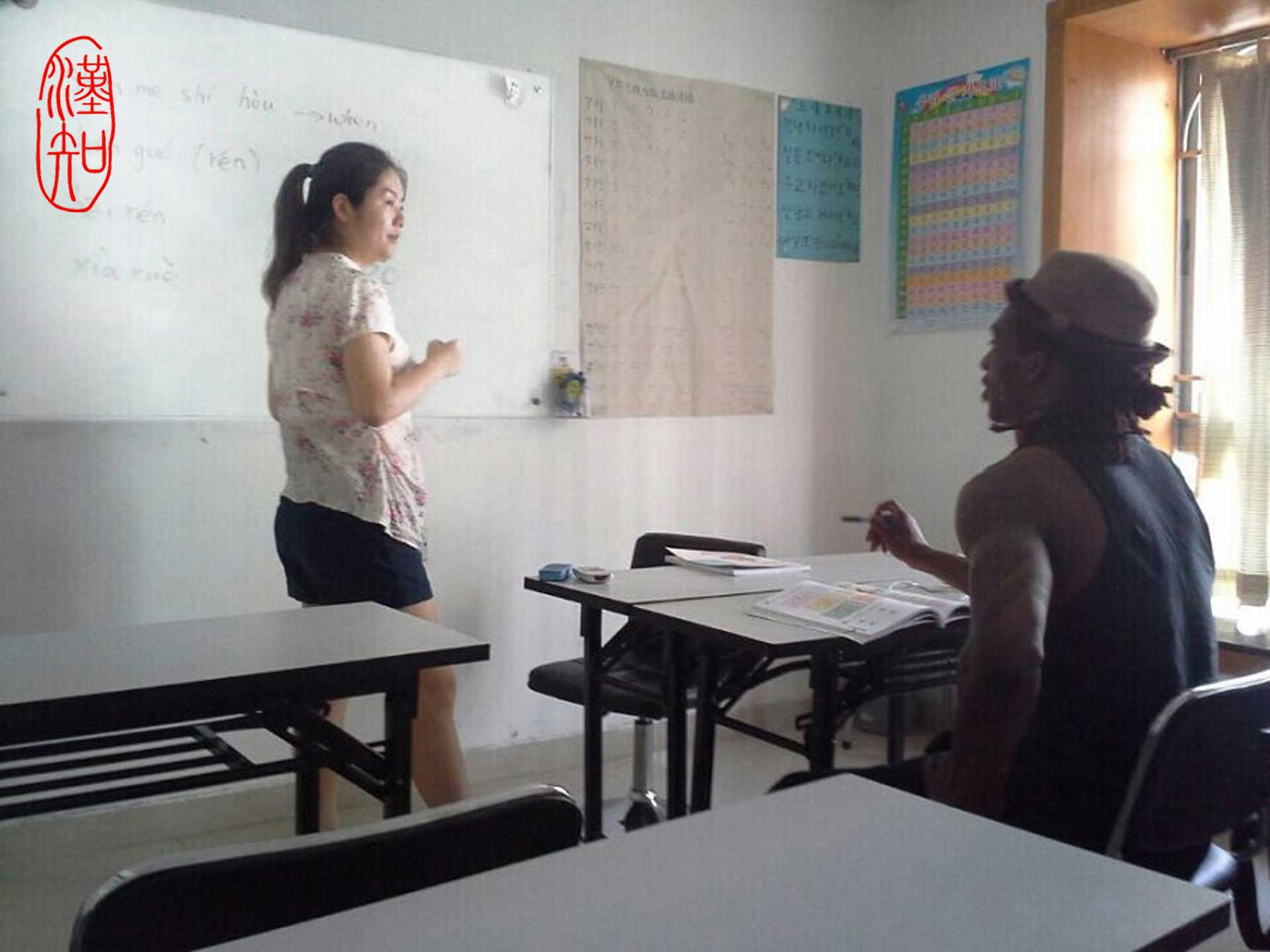外国人认真学汉语