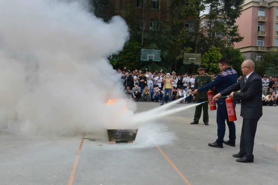 学员进行消防演练