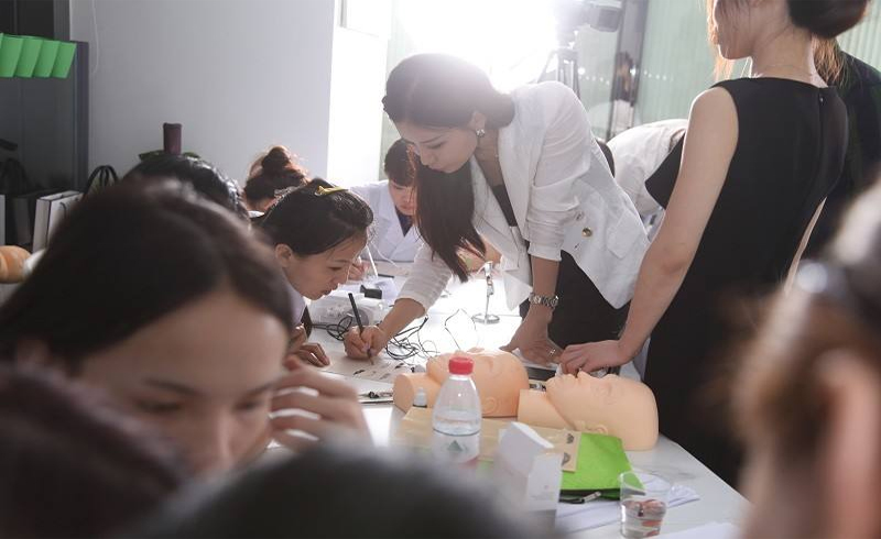 老师指导学员