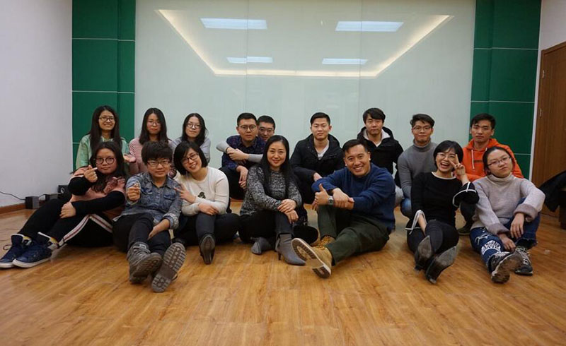  学员与老师合影