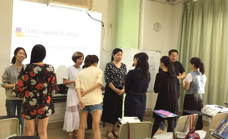 学员互相练习交流