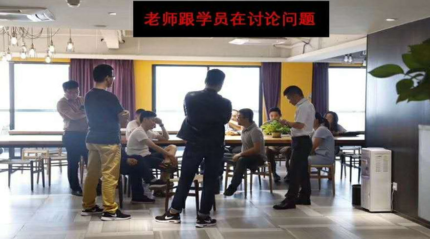 美迪教育老師跟學(xué)員現(xiàn)場(chǎng)討論