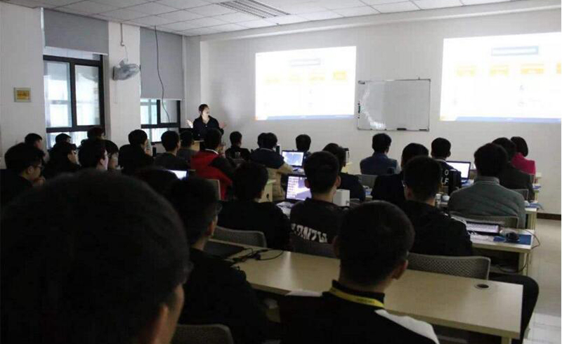 认真上课的学员们