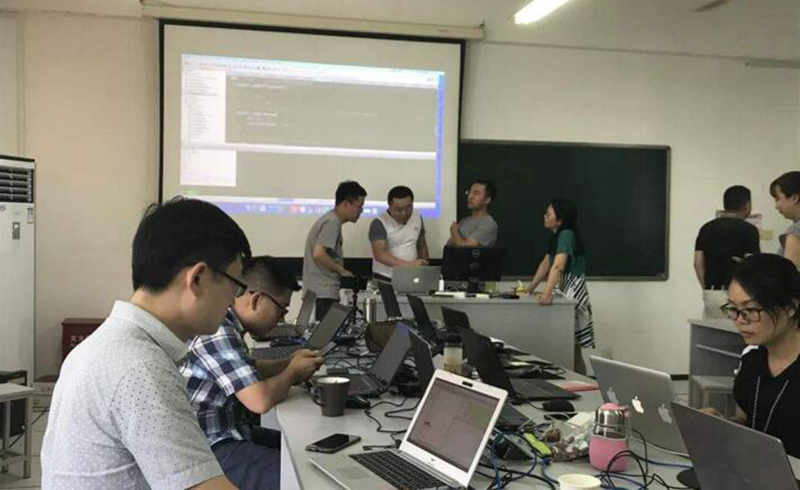 学员与老师探讨学习