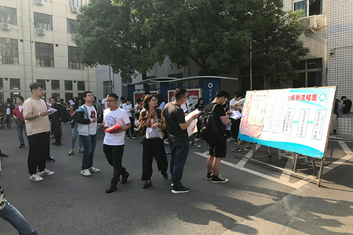 考生查看考场分布图
