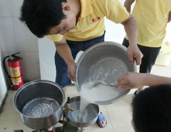 学员学习肠粉制作