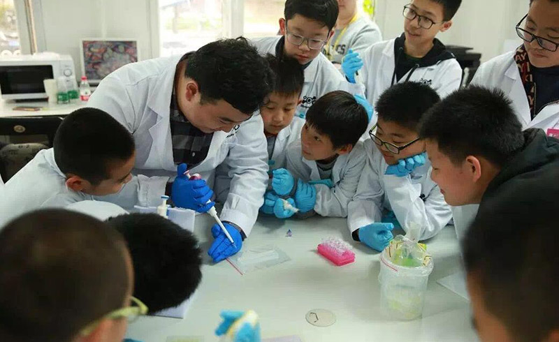 老师带着孩子做试验