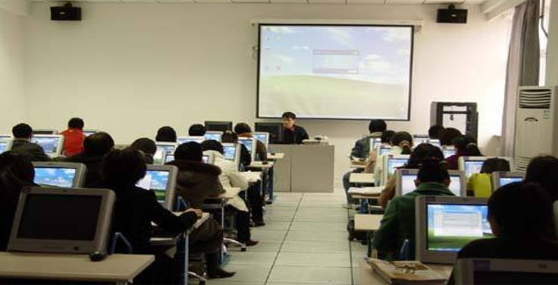 学员认真学习