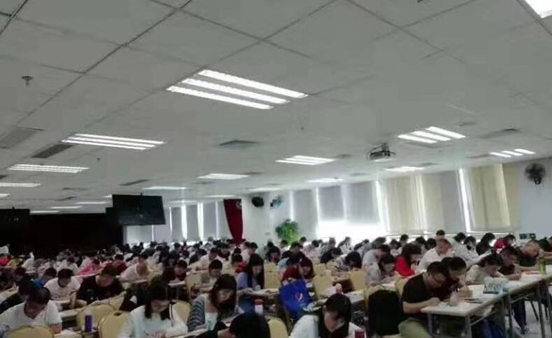 学员认真温习功课
