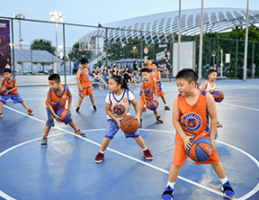 学员练习篮球
