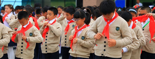 學(xué)員戴紅領(lǐng)巾