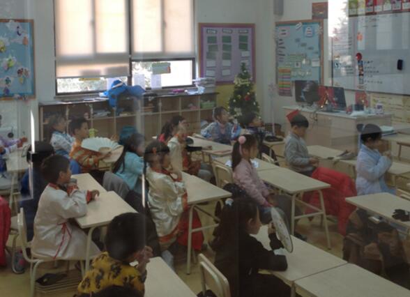 正在上課的小學(xué)生