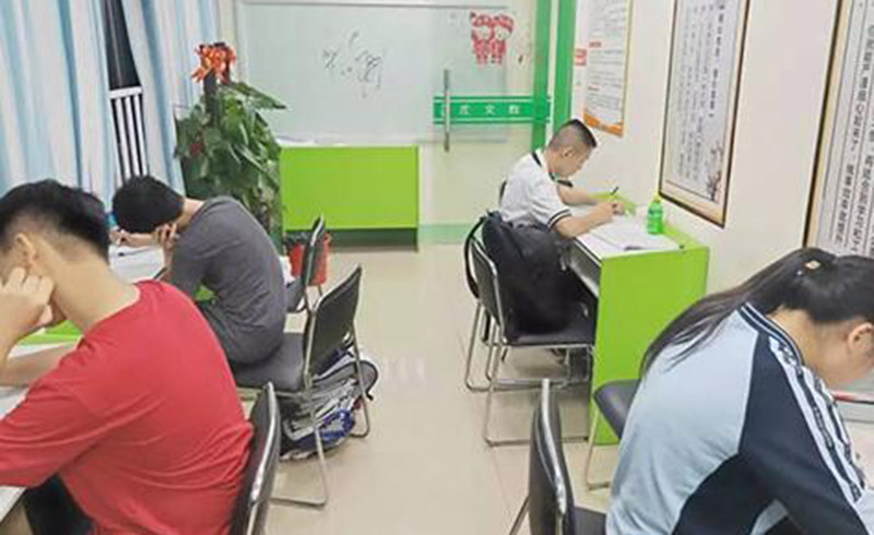 学员认真温习功课