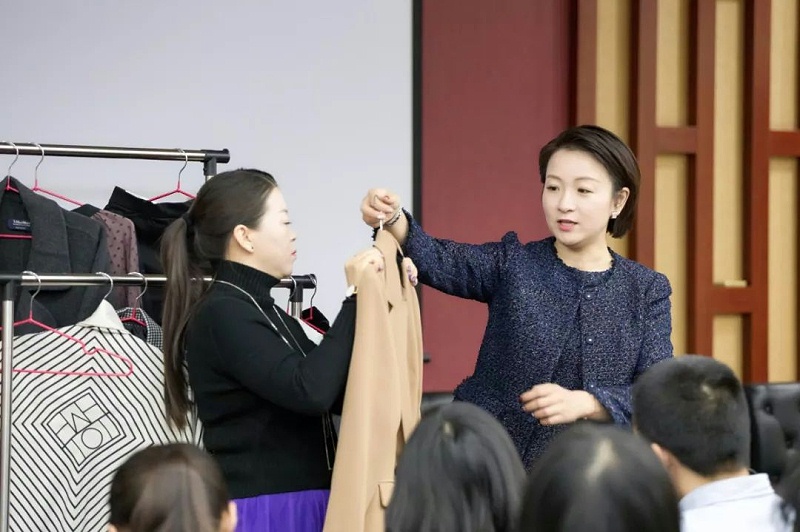 教師禮儀實訓(xùn)現(xiàn)場