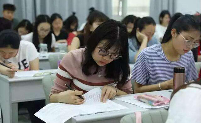 学生上课情景