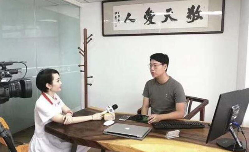 接受采访