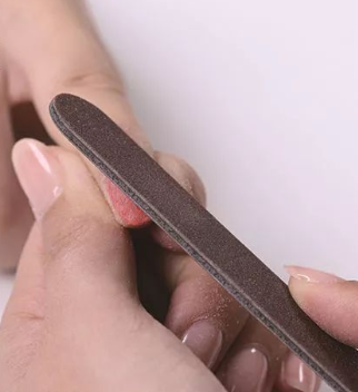 专业美甲师打磨甲面