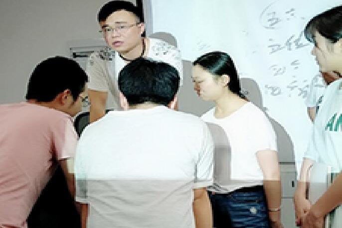 学生谈论