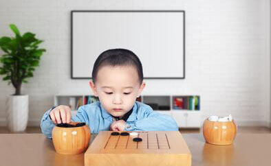 孩子下围棋情景