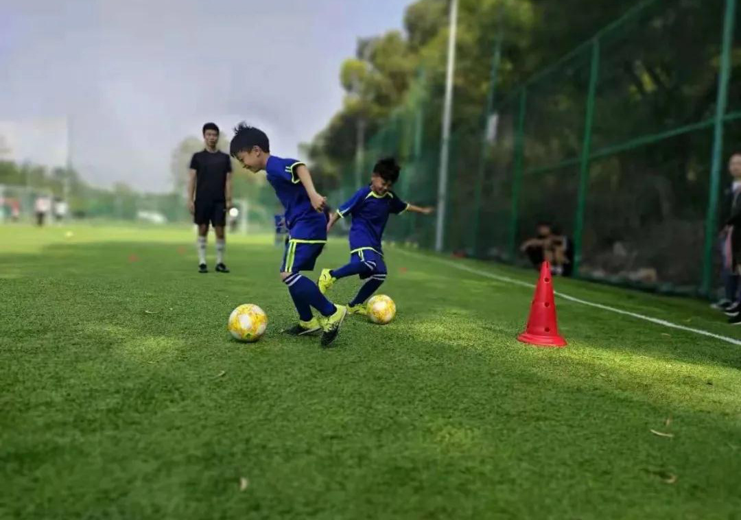 青少年足球训练全阶段解析