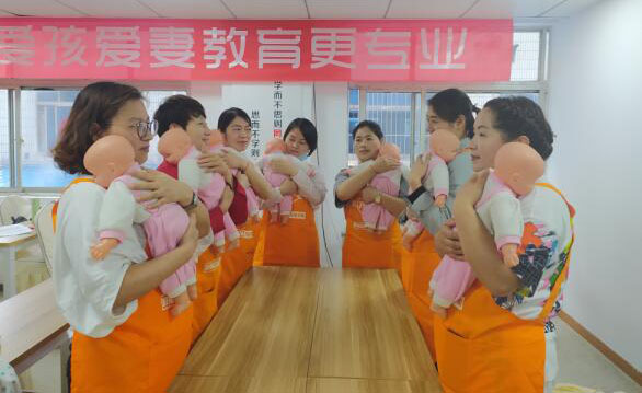 月嫂育婴学习情景