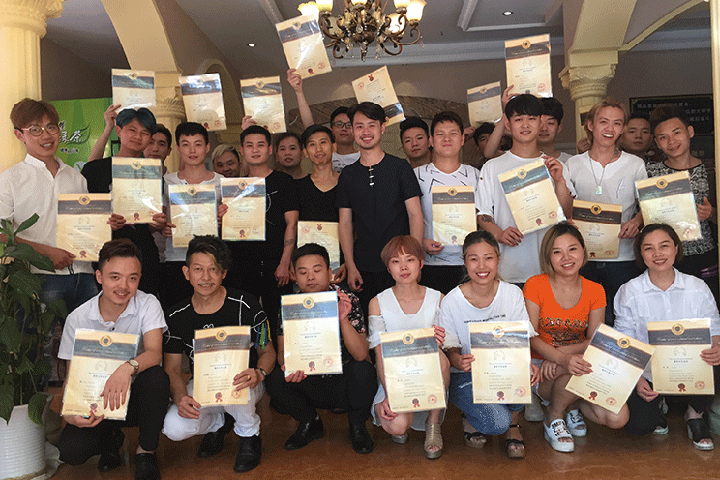 学校全体教师合照