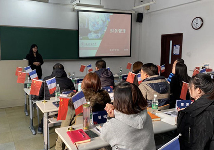 线下面授班老师授课场景