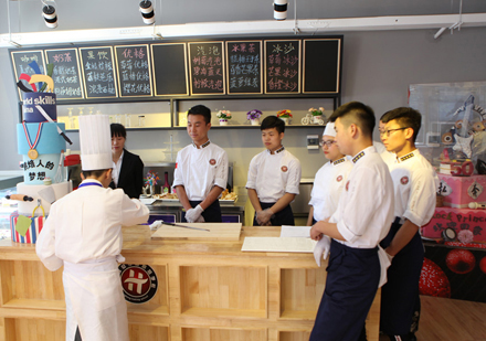 校区学员课堂学习场景